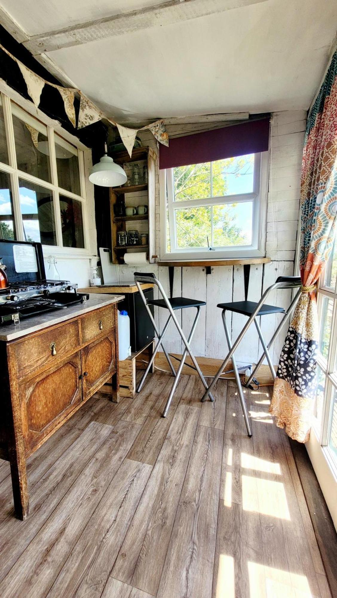 Treguth Glamping Unique Experience - Themed Huts 호텔 Saint Day 외부 사진